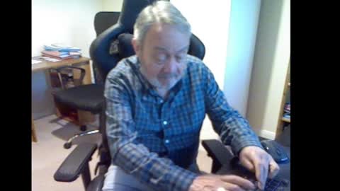 Snapshot of erasmus_d chatting on February 28, 5:48 pm erasmus_d online show from February 28, 5:48 pm