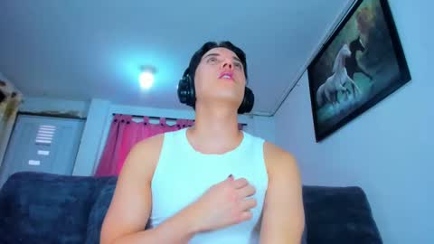 Snapshot of eric_twink18 chatting on December 4, 5:16 pm eric_twink18 online show from December 4, 5:16 pm