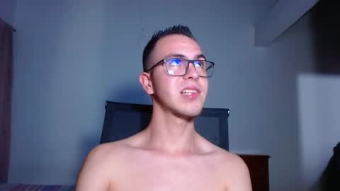 Snapshot of erik_rodriguez chatting on October 8, 11:21 pm Erik rodriguez online show from October 8, 11:21 pm