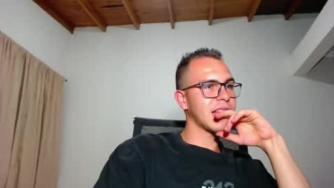 Snapshot of erik_rodriguez chatting on September 14, 11:39 pm Erik rodriguez online show from September 14, 11:39 pm