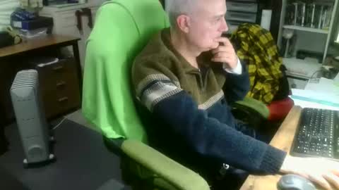 Snapshot of ernello chatting on October 15, 5:00 am ernello online show from October 15, 5:00 am