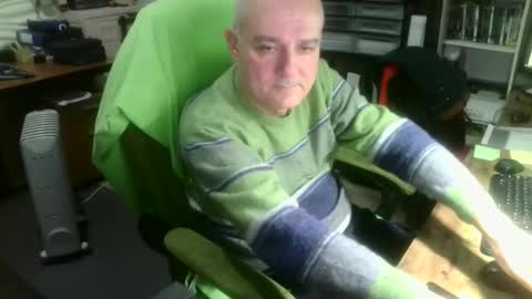 Snapshot of ernello chatting on October 1, 4:33 am ernello online show from October 1, 4:33 am