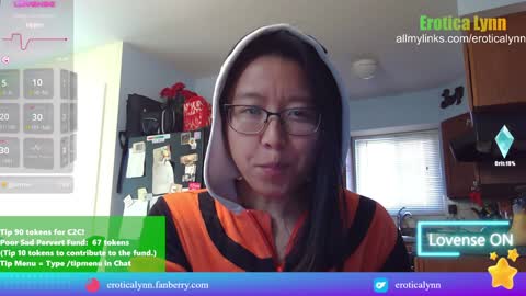 Snapshot of eroticalynn chatting on December 3, 8:33 pm Lynn online show from December 3, 8:33 pm