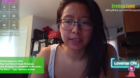 Snapshot of eroticalynn chatting on December 4, 8:45 pm Lynn online show from December 4, 8:45 pm