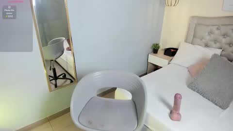 Escarlet online show from February 3, 1:59 pm