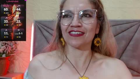 Esmeralda .INDEPENDENT MODEL online Monday to Saturday 3 pm Chicago online show from May 23, 3:46 am