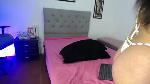 Snapshot of esmeraldaa_sc chatting on October 4, 5:49 am Perla online show from October 4, 5:49 am