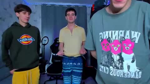 Snapshot of esthetics_boys chatting on March 10, 8:17 am LOUIS online show from March 10, 8:17 am