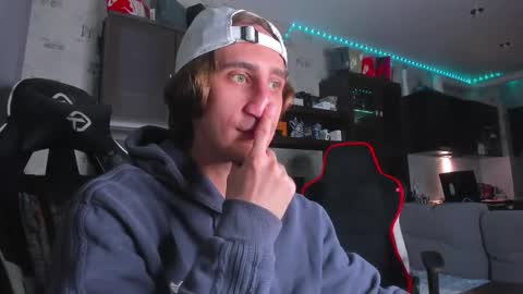 Snapshot of esthetics_boys chatting on October 4, 8:28 pm LOUIS online show from October 4, 8:28 pm