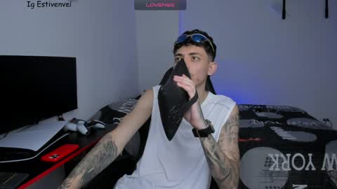 estivenvel online show from March 25, 4:58 pm