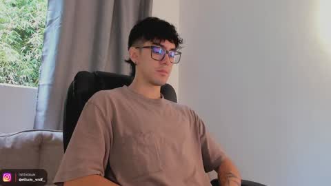 etham_wolf1 online show from April 13, 5:39 pm