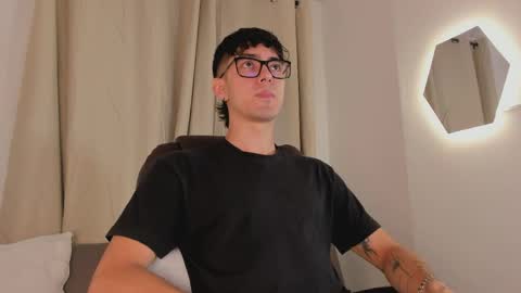 etham_wolf1 online show from April 8, 6:00 pm