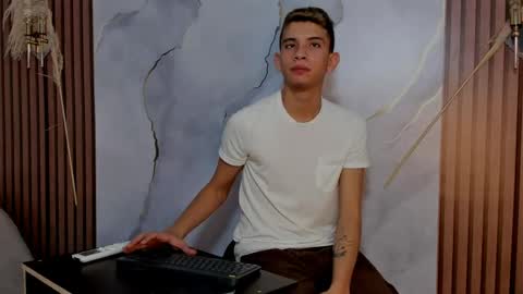 ethanhot_os online show from April 12, 11:42 pm