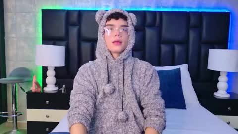 Snapshot of ethanleroyy chatting on October 17, 4:27 am Ethan Leroy online show from October 17, 4:27 am