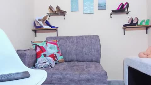 evapalmer_1 online show from January 8, 9:37 am