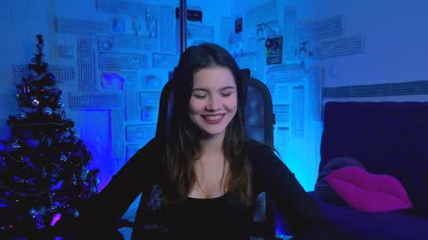 Snapshot of evathopson chatting on December 26, 12:05 pm Eva next stream - - 1600 UTC2000 online show from December 26, 12:05 pm