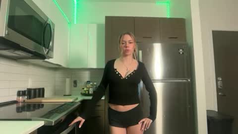 evebrooksss online show from November 17, 5:21 am