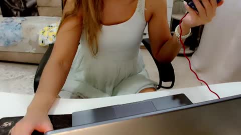 Snapshot of evelove33 chatting on October 6, 5:58 am evelove online show from October 6, 5:58 am