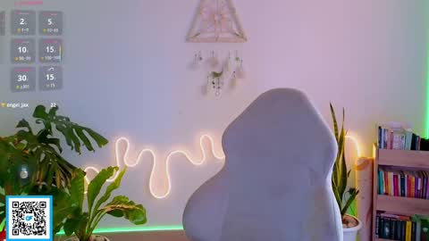 Snapshot of evelyn_chelle chatting on September 22, 10:14 pm Im Eve or Chelle Next Stream 191224 online show from September 22, 10:14 pm