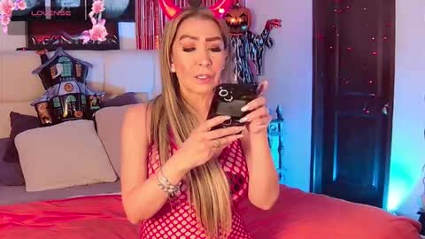 Snapshot of evelynagrey chatting on October 11, 6:07 am EvelynaGrey online show from October 11, 6:07 am
