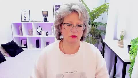 Evelyn online show from November 28, 5:26 am