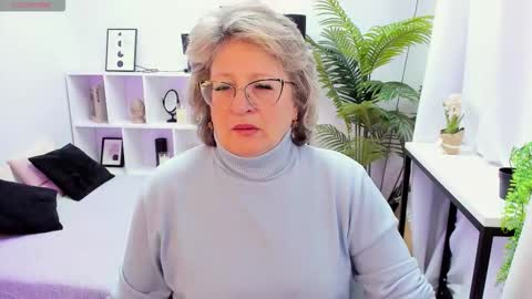 Evelyn online show from December 1, 5:05 am