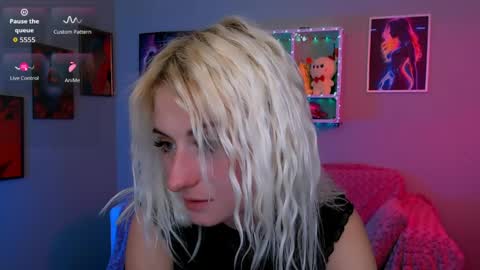 evelynlovelyy online show from April 10, 7:29 pm