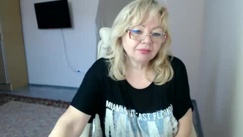 Snapshot of evelynloveshy chatting on February 25, 8:14 am BarbaraBlondy online show from February 25, 8:14 am
