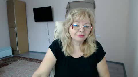 Snapshot of evelynloveshy chatting on March 3, 8:27 am BarbaraBlondy online show from March 3, 8:27 am