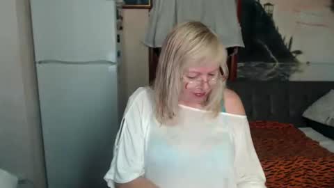 Snapshot of evelynloveshy chatting on October 11, 7:50 pm BarbaraBlondy online show from October 11, 7:50 pm