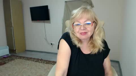 Snapshot of evelynloveshy chatting on March 4, 8:05 pm BarbaraBlondy online show from March 4, 8:05 pm