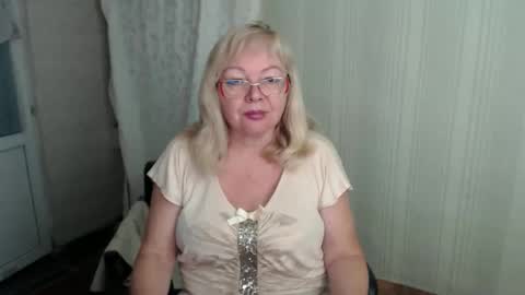 Snapshot of evelynloveshy chatting on October 2, 6:28 pm BarbaraBlondy online show from October 2, 6:28 pm