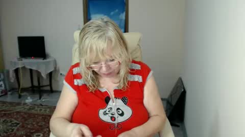 Snapshot of evelynloveshy chatting on February 14, 7:33 pm BarbaraBlondy online show from February 14, 7:33 pm