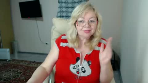 Snapshot of evelynloveshy chatting on February 22, 12:05 am BarbaraBlondy online show from February 22, 12:05 am