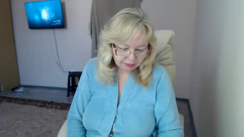 Snapshot of evelynloveshy chatting on February 27, 11:06 am BarbaraBlondy online show from February 27, 11:06 am