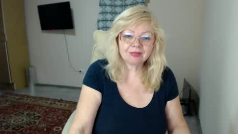 Snapshot of evelynloveshy chatting on February 19, 8:52 pm BarbaraBlondy online show from February 19, 8:52 pm