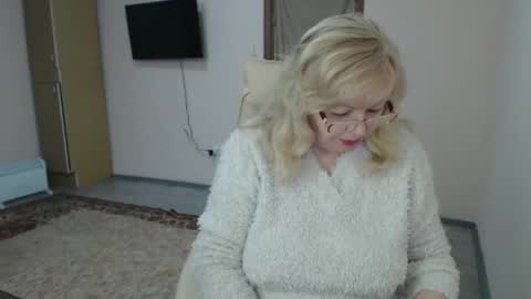 Snapshot of evelynloveshy chatting on March 2, 7:54 am BarbaraBlondy online show from March 2, 7:54 am