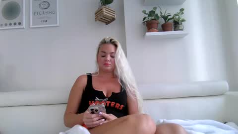 Snapshot of evillers1 chatting on October 3, 9:01 pm Badblondebunny online show from October 3, 9:01 pm