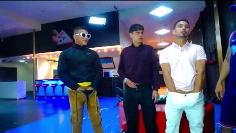 extrangers online show from September 26, 11:40 am