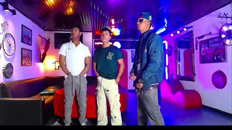 extrangers online show from February 5, 1:14 pm