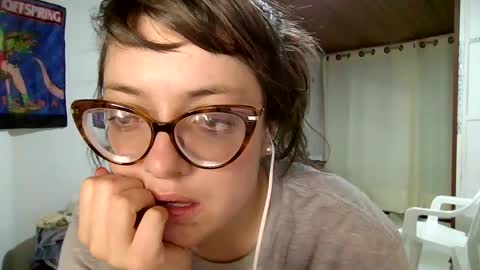 Snapshot of ezlngirl chatting on February 18, 1:54 am Aimee online show from February 18, 1:54 am