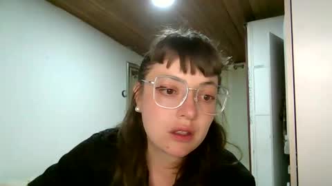 Snapshot of ezlngirl chatting on January 28, 2:53 am Aimee online show from January 28, 2:53 am