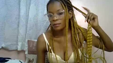 faizah_ online show from April 1, 1:41 pm