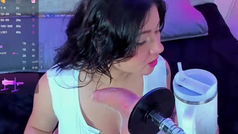 Snapshot of fatima_essence chatting on September 18, 8:13 pm     online show from September 18, 8:13 pm
