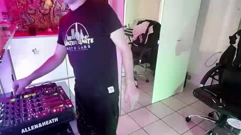 m0rty online show from February 4, 1:04 pm