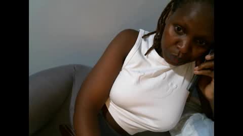 Snapshot of femaqueen chatting on October 5, 7:32 pm Navil online show from October 5, 7:32 pm