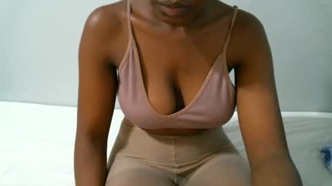 Snapshot of femaqueen chatting on February 21, 10:26 pm Navil online show from February 21, 10:26 pm