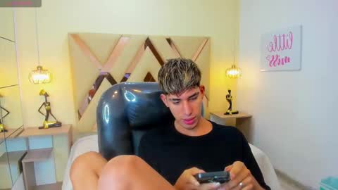 FER PHOENIX online show from November 28, 3:58 am