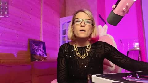 Lady online show from May 1, 8:58 pm