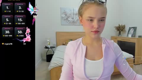 Snapshot of flooora_0 chatting on October 13, 12:34 am Mona online show from October 13, 12:34 am